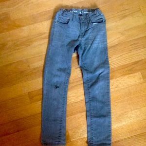 Children place super skinny gray jeans with one knee hole